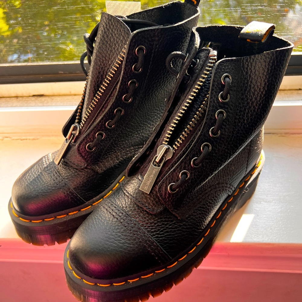 Sinclair Zip up Dr. Martens woman size 7